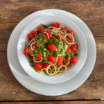Espaguete com tomate confitado e manjericão