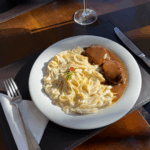 Medalhão de filé mignon ao molho madeira, acompanhado de talharim ao molho de queijos (R$77,00)