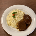 Medalhão de filé mignon com molho madeira acompanhado de talharim ao molho de queijos