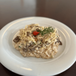 Risoto de parmesão com tiras de filé mignon