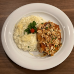 Frango ao molho de laranja, mel e amêndoas laminadas com risoto de parmesão